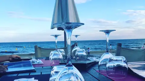 Repasamos con Tony Pérez la variada oferta de restaurantes en Orihuela costa para estos días de playa Los chiringuitos y restaurantes de playa son una buena opción para disfrutar del verano y las vacaciones