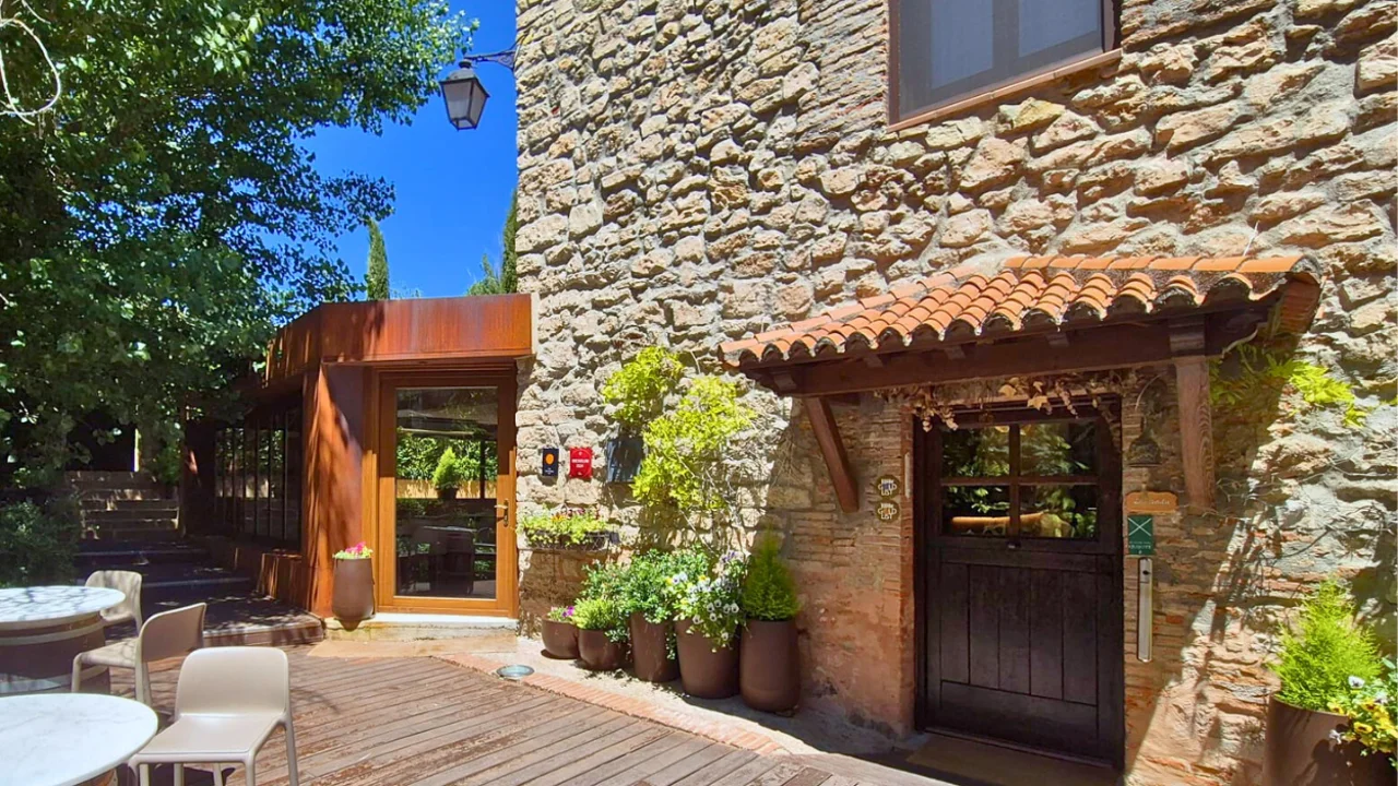 La entrada al hotel y el restaurante del Molino de Alcuneza