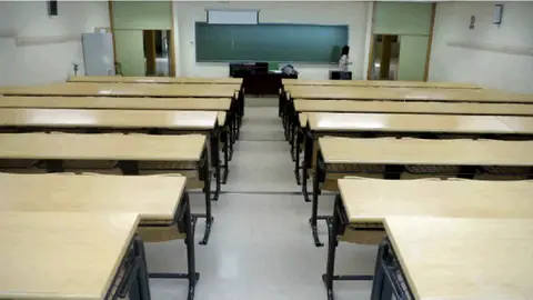 Imagen de archivo de un aula vacía festivos