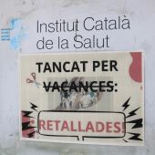 Cartel de protesta por los recortes en la sanidad catalana en verano