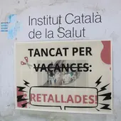 Cartel de protesta por los recortes en la sanidad catalana en verano Cartel de protesta por los recortes en la sanidad catalana en verano