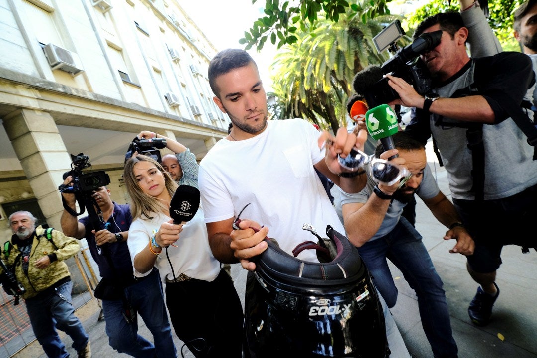 El Supremo confirma la rebaja de un año de prisión a uno de los condenados de La Manada por la ley del 'sólo sí es sí' El Supremo confirma la rebaja de un año de prisión a uno de los condenados de La Manada por la ley del 'sólo sí es sí'