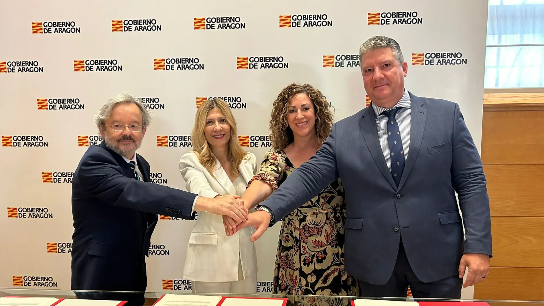 Bajén, la vicepresidenta segunda, Mar Vaquero; la directora general de PYMES y Autónomos, Ana Sanz; y el presidente de ATA Aragón, Jorge Serrano. Bajén, la vicepresidenta segunda, Mar Vaquero; la directora general de PYMES y Autónomos, Ana Sanz; y el presidente de ATA Aragón, Jorge Serrano.