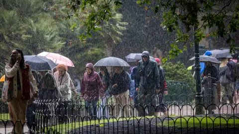 Un grupo de turistas camina bajo la lluvia el pasado 11 de junio en San Sebastián. El cambio en el tiempo que llegará el fin de semana