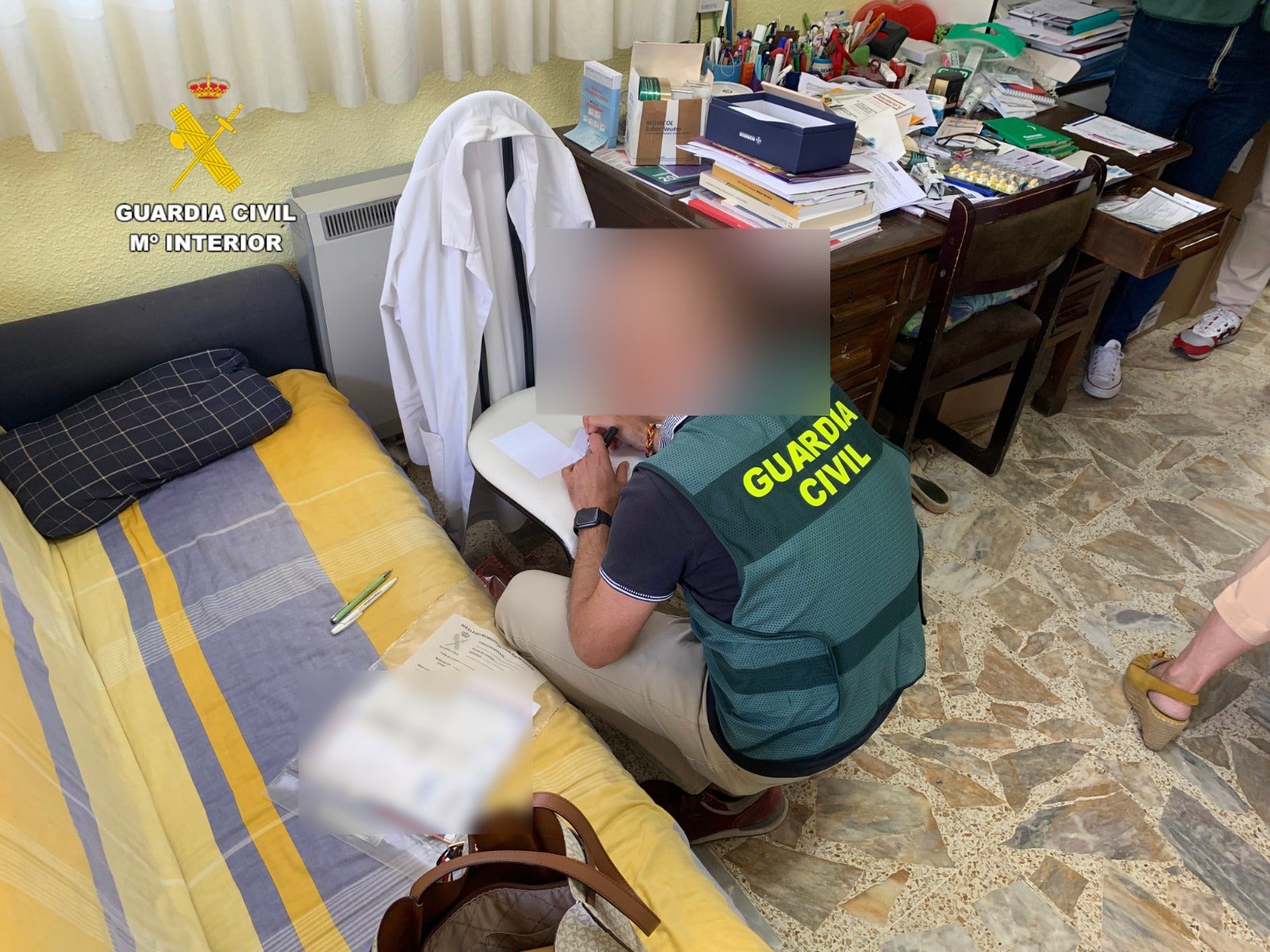 La Guardia Civil detiene a la farmacéutica de Urdiales del Páramo y a un médico jubilado por fraude a la Seguridad Social y falsedad documental La Guardia Civil detiene a la farmacéutica de Urdiales del Páramo y a un médico jubilado por fraude a la Seguridad Social y falsedad documental