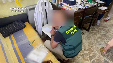 La Guardia Civil detiene a la farmacéutica de Urdiales del Páramo y a un médico jubilado por Dos detenidos por fraude a la Seguridad Social y falsedad documental La Guardia Civil detiene a la farmacéutica de Urdiales del Páramo y a un médico jubilado por Dos detenidos por fraude a la Seguridad Social y falsedad documental