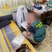La Guardia Civil detiene a la farmacéutica de Urdiales del Páramo y a un médico jubilado por Dos detenidos por fraude a la Seguridad Social y falsedad documental La Guardia Civil detiene a la farmacéutica de Urdiales del Páramo y a un médico jubilado por Dos detenidos por fraude a la Seguridad Social y falsedad documental