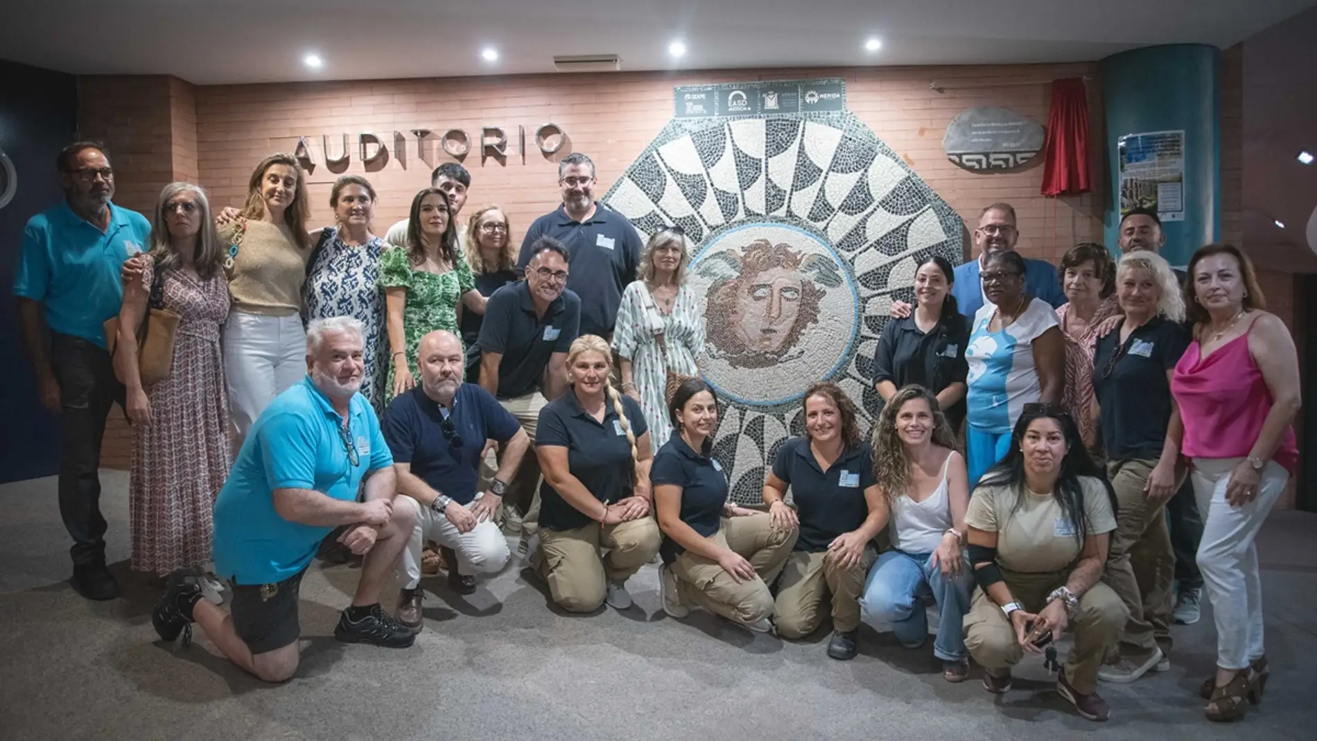 El alcalde inaugura el mosaico de Medusa elaborado por los mayores de la ciudad junto a alumnos de la Escuela Profesional Barraeca III