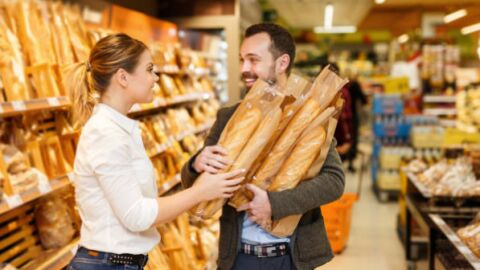 Por qué los supermercados siempre ponen el pan al final del pasillo
