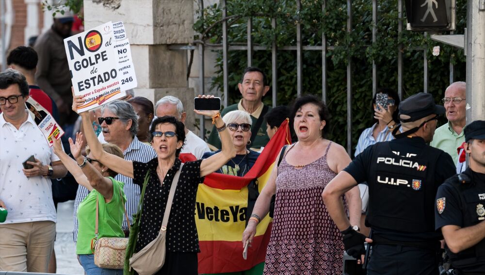 Varias personas se concentran para protestar contra el presidente del Gobierno antes de que su mujer, Begoña Gómez, llegue a declarar como investigada