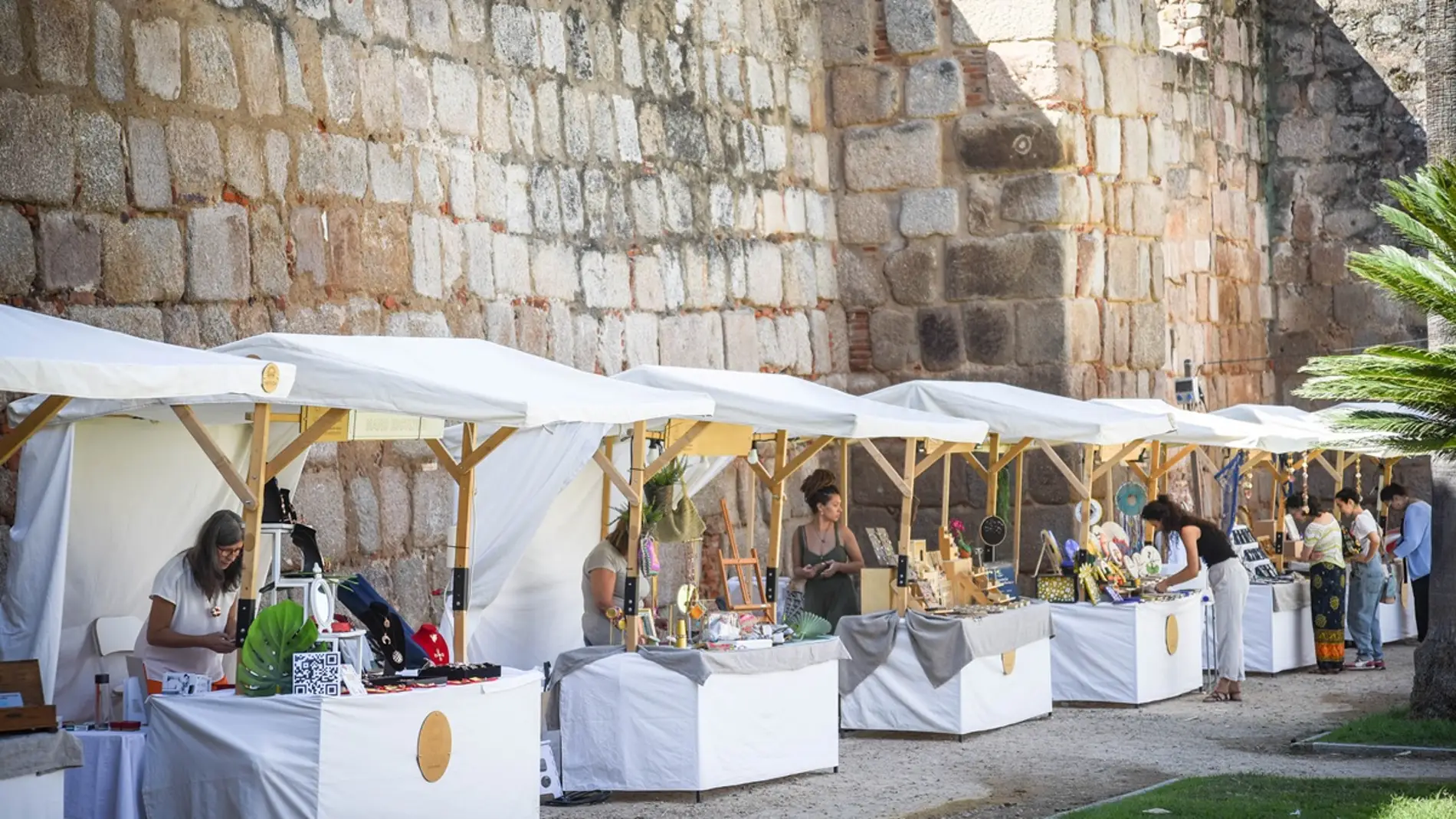 El mercado artesano “A mano sin prisas” abre todo el fin de semana en el Parque de las Méridas del Mundo