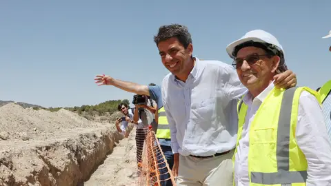 Carlos Mazón y Ángel Urbina en las obras del tramo I del postrasvase Júcar-Vinalopó. Carlos Mazón y Ángel Urbina en las obras del tramo I del postrasvase Júcar-Vinalopó.