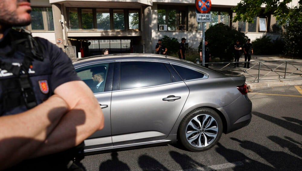 Un vehículo con los cristales tintados llega al Juzgado de Instrucción número 41 de Madrid