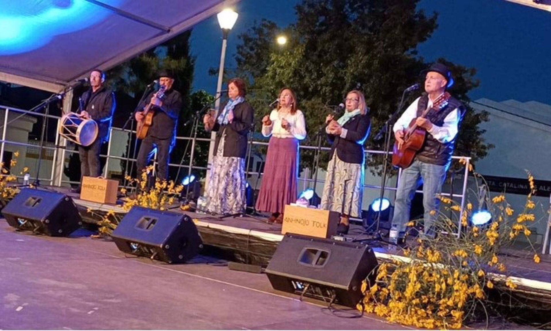 El programa "Folk Cáceres" llega este sábado a Casas de Miravete con la actuación del grupo Anhinojo Folk El programa "Folk Cáceres" llega este sábado a Casas de Miravete con la actuación del grupo Anhinojo Folk