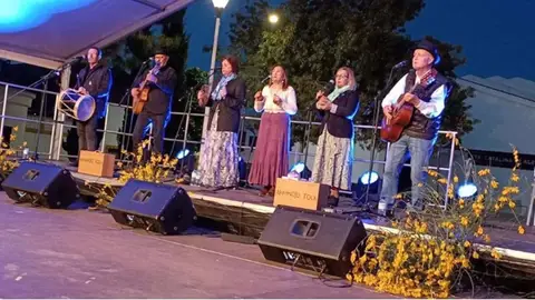El programa "Folk Cáceres" llega este sábado a Casas de Miravete con la actuación del grupo Anhinojo Folk El programa "Folk Cáceres" llega este sábado a Casas de Miravete con la actuación del grupo Anhinojo Folk