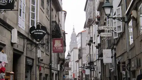 Los hoteleros de Santiago se muestran escépticos ante una tasa turística que es "una decisión política" del Concello y creen que "el excursionismo es lo que hace daño a la ciudad" Los hoteleros de Santiago se muestran escépticos ante una tasa turística que es "una decisión política" del Concello y creen que "el excursionismo es lo que hace daño a la ciudad"