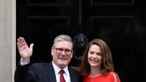 El nuevo primer ministro Keir Starmer junto a su esposa Victoria Starmer El nuevo primer ministro Keir Starmer junto a su esposa Victoria Starmer/ Reuters
