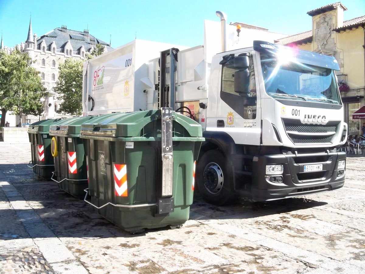 León implantará un sistema de recogida de residuos puerta a puerta en una decena de calles peatonales León implantará un sistema de recogida de residuos puerta a puerta en una decena de calles peatonales