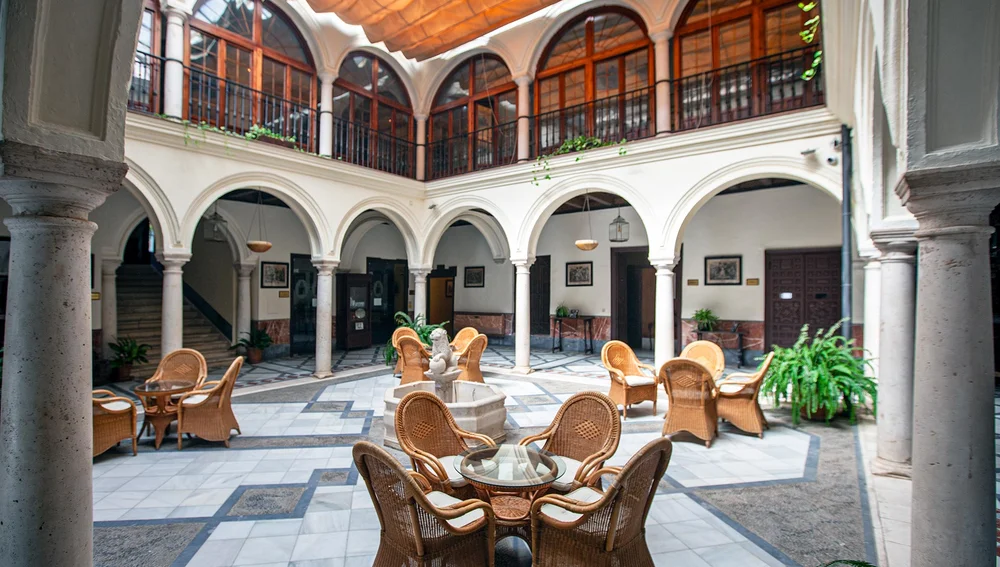 Patio del Hotel Palacio del Marqués de la Gomera en Osuna (Sevilla) Patio del Hotel Palacio del Marqués de la Gomera en Osuna (Sevilla)