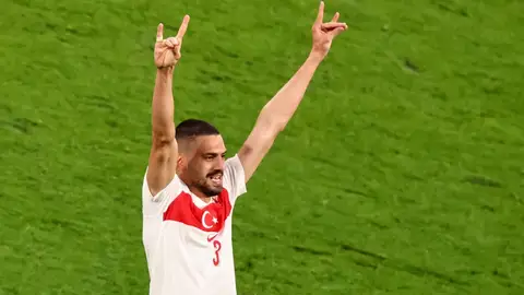 Dos partidos de castigo para el turco Demiral Dos partidos de castigo para el turco Demiral