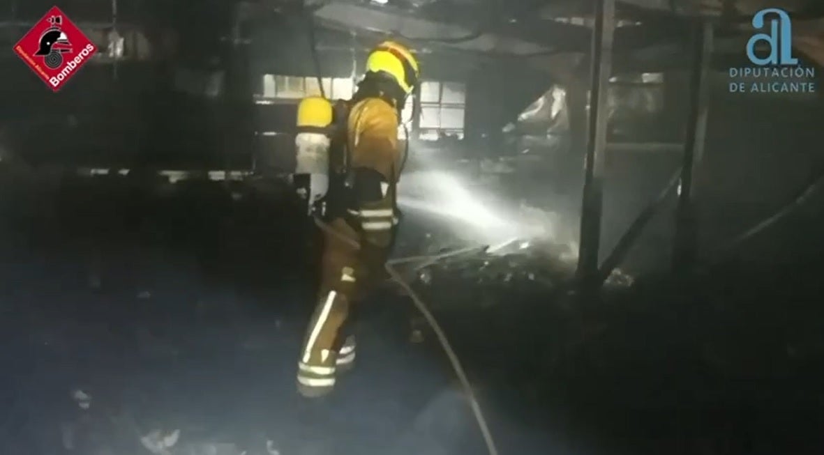 Una veintena de bomberos participan en la extinción de un incendio un almacén de calzado del polígono industrial de Carrús de Elche Una veintena de bomberos participan en la extinción de un incendio un almacén de calzado del polígono industrial de Carrús de Elche