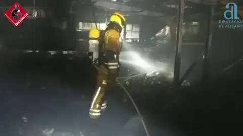 Bombero en la nave siniestrada en Elche. Bombero en la nave siniestrada en Elche.