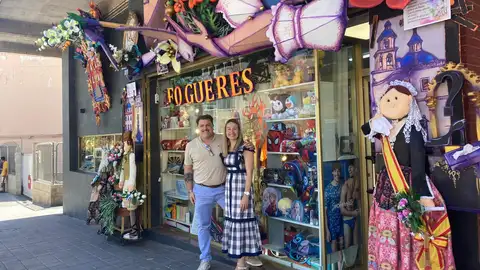 La concejala de Comercio, Mercados y Hostelería, Lidia López, junto a uno de los ganadores La concejala de Comercio, Mercados y Hostelería, Lidia López, junto a uno de los ganadores