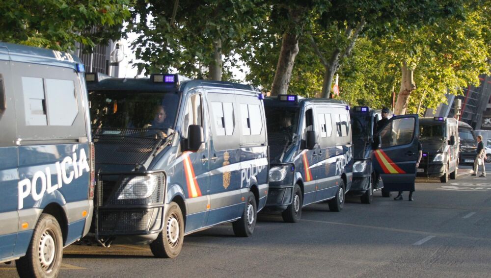 Furgones policiales desplegados en los alrededores de los juzgados de Plaza de Castilla por la declaración ante el juez de Begoña Gómez