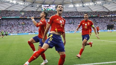 Mikel Merino celebra su gol con España.