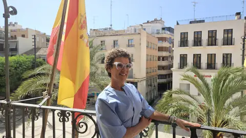 Rosana Perán en el balcón del Ayuntamiento de Elche Rosana Perán en el balcón del Ayuntamiento de Elche