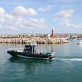 Embarcació de la Guàrdia Civil al Port de Cambrils