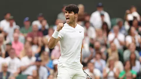 Carlos Alcaraz celebra la victoria ante Tiafoe en Wimbledon Carlos Alcaraz celebra la victoria ante Tiafoe en Wimbledon