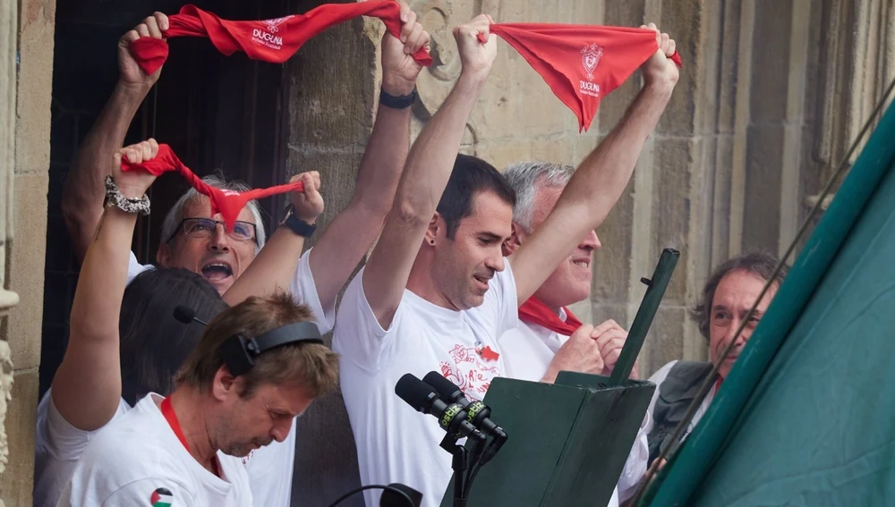 Aritz Ibáñez, director de Duguna, en el lanzamiento del chupinazo de los Sanfermines de 2024 Aritz Ibáñez, director de Duguna, en el lanzamiento del chupinazo de los Sanfermines de 2024