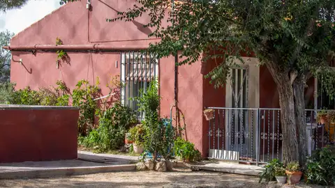 Vivienda de Villena en la que se han encontrado los cadáveres del matrimonio. Vivienda de Villena en la que se han encontrado los cadáveres del matrimonio.