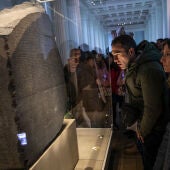 Varios turistas miran la Piedra Rosetta en el Museo Británico en 2018