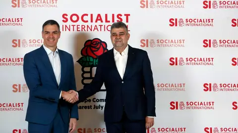 El primer ministro de Rumanía Marcel Ciolacu (dcha) da la bienvenida a el presidente español Pedro Sanchez (izda) al Comité de Europa de la Internacional Socialista en Bucarest. Pedro Sánchez dice que los socialistas son la "última línea de defensa" ante la ultraderecha