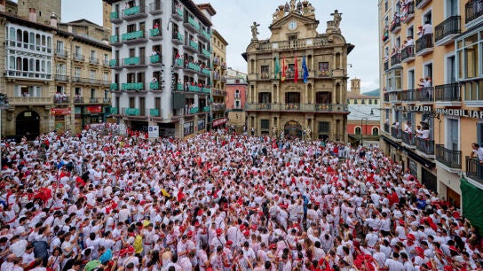 La Plaza del Ayuntamiento de Pamplona durante el Chupinazo de San Ferm&iacute;n 2024