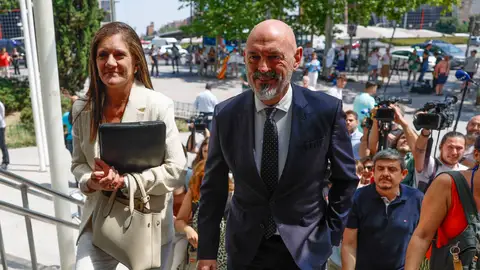 El rector de la Universidad Complutense de Madrid, Joaquin Goyache, a su llegada al Juzgado El rector de la Complutense dice que se reunió con Begoña Gómez en Moncloa antes de empezar el máster