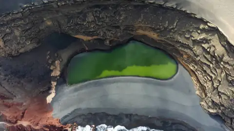 La playa de agua verde paradisiaca que está en España pero tiene prohibido el baño La playa de agua verde paradisiaca que está en España pero tiene prohibido el baño
