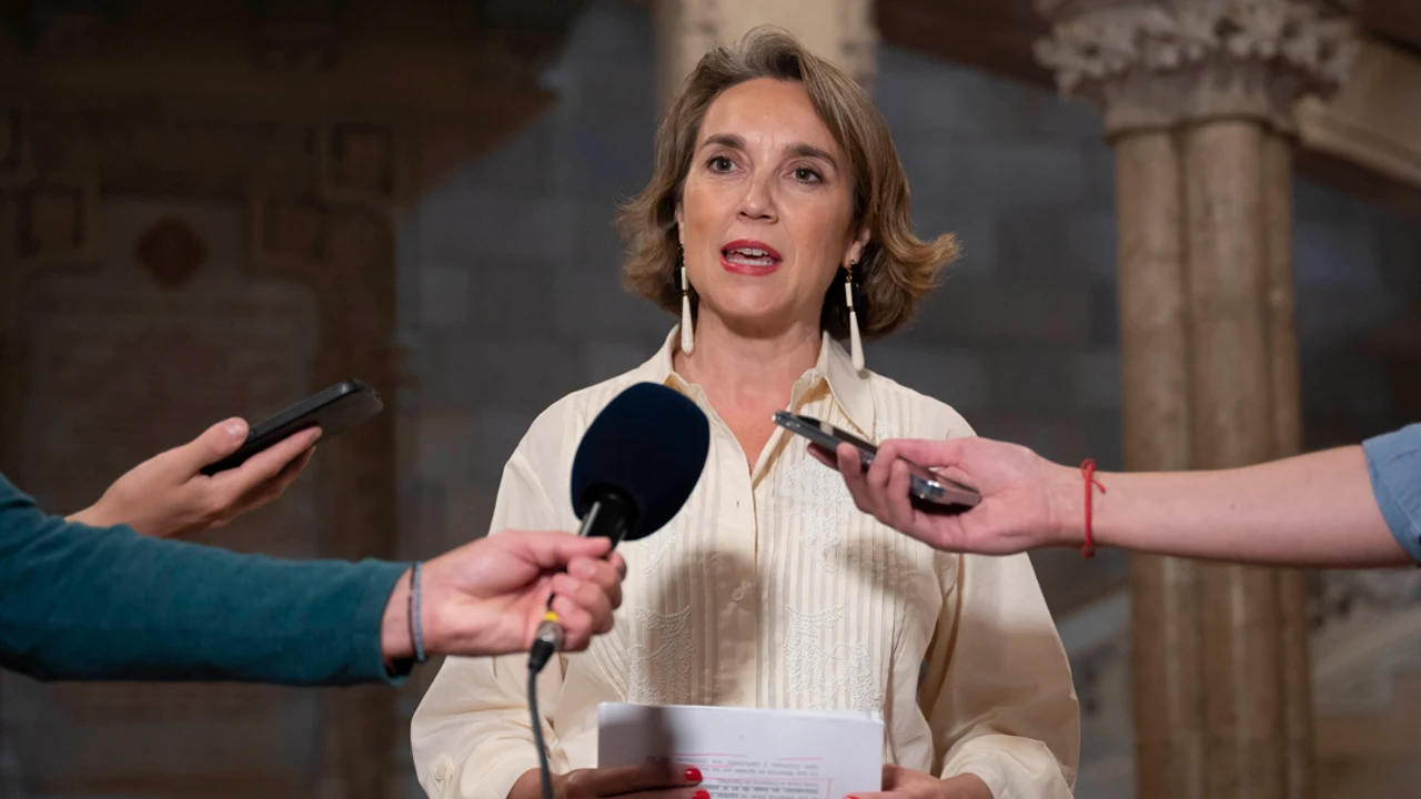 La secretaria general del PP, Cuca Gamarra, hace declaraciones a los medios tras su participación en el "Summer Camp 24", este sábado en la localidad cántabra de Comillas.