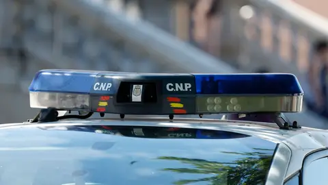 Detalle de las sirenas de un coche del Cuerpo Nacional de Policía. Asesinada una mujer en Antequera (Málaga) y detenida su pareja, un hombre de 61 años