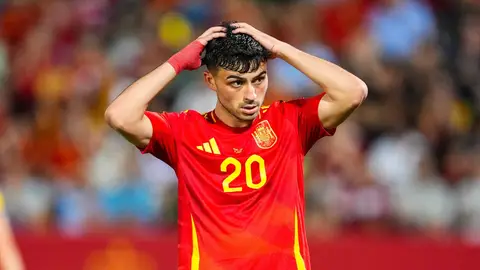 Pedri abandona el campo por lesión durante el partido de cuartos de final de la Eurocopa 2024 que enfrentó a España contra Alemania. Pedri dice adiós a la Eurocopa tras sufrir un esguince en su rodilla izquierda por el que estará un mes de baja