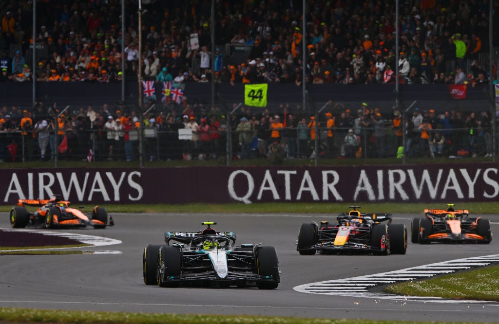 Hamilton gana en Silverstone, con Sainz quinto y Alonso octavo Hamilton gana en Silverstone, con Sainz quinto y Alonso octavo