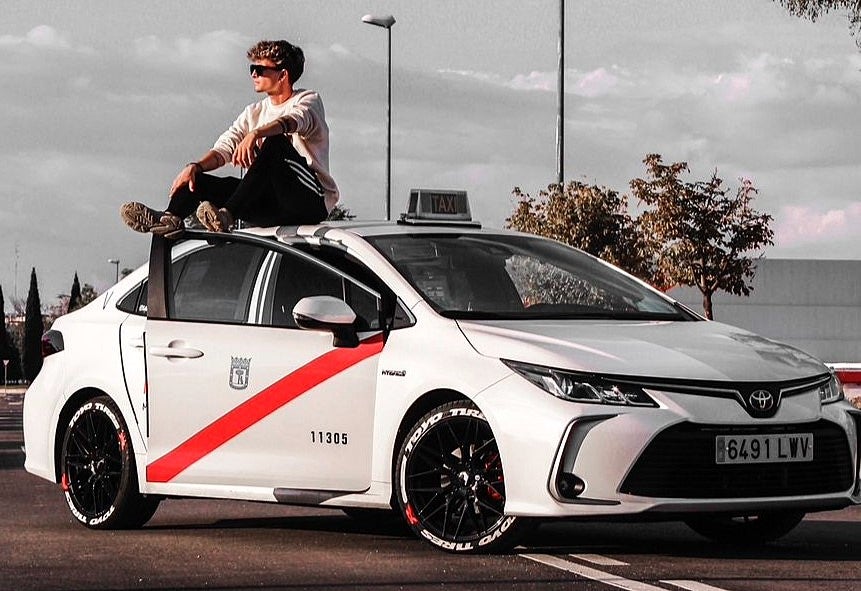 Raúl García, el joven de 22 años que adapta el sector del taxi a los nuevos tiempos y personaliza nuestro viaje