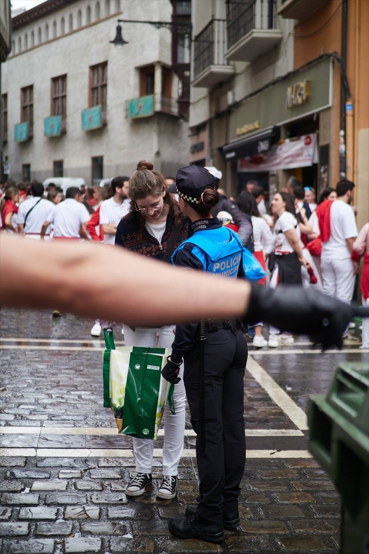 La Policía investiga una presunta agresión sexual y dos casos de tocamientos en Pamplona en el primer día de Sanfermines La Policía investiga una presunta agresión sexual y dos casos de tocamientos en Pamplona en el primer día de Sanfermines