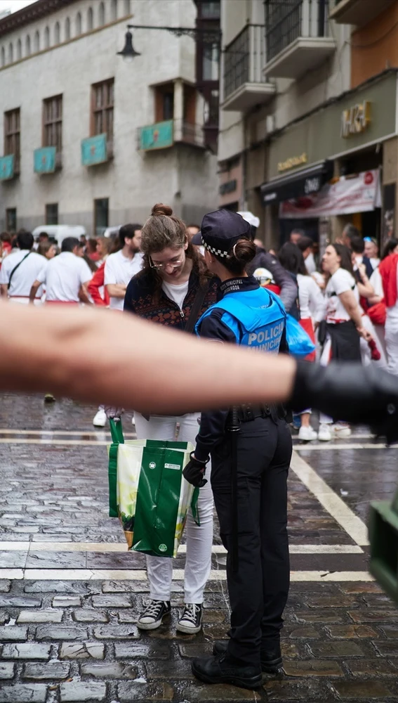 La Policía investiga una presunta agresión sexual y dos casos de tocamientos en Pamplona en el primer día de Sanfermines La Policía investiga una presunta agresión sexual y dos casos de tocamientos en Pamplona en el primer día de Sanfermines