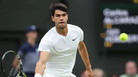 Carlos Alcaraz durante su partido ante Humbert en Wimbledon Carlos Alcaraz durante su partido ante Humbert en Wimbledon