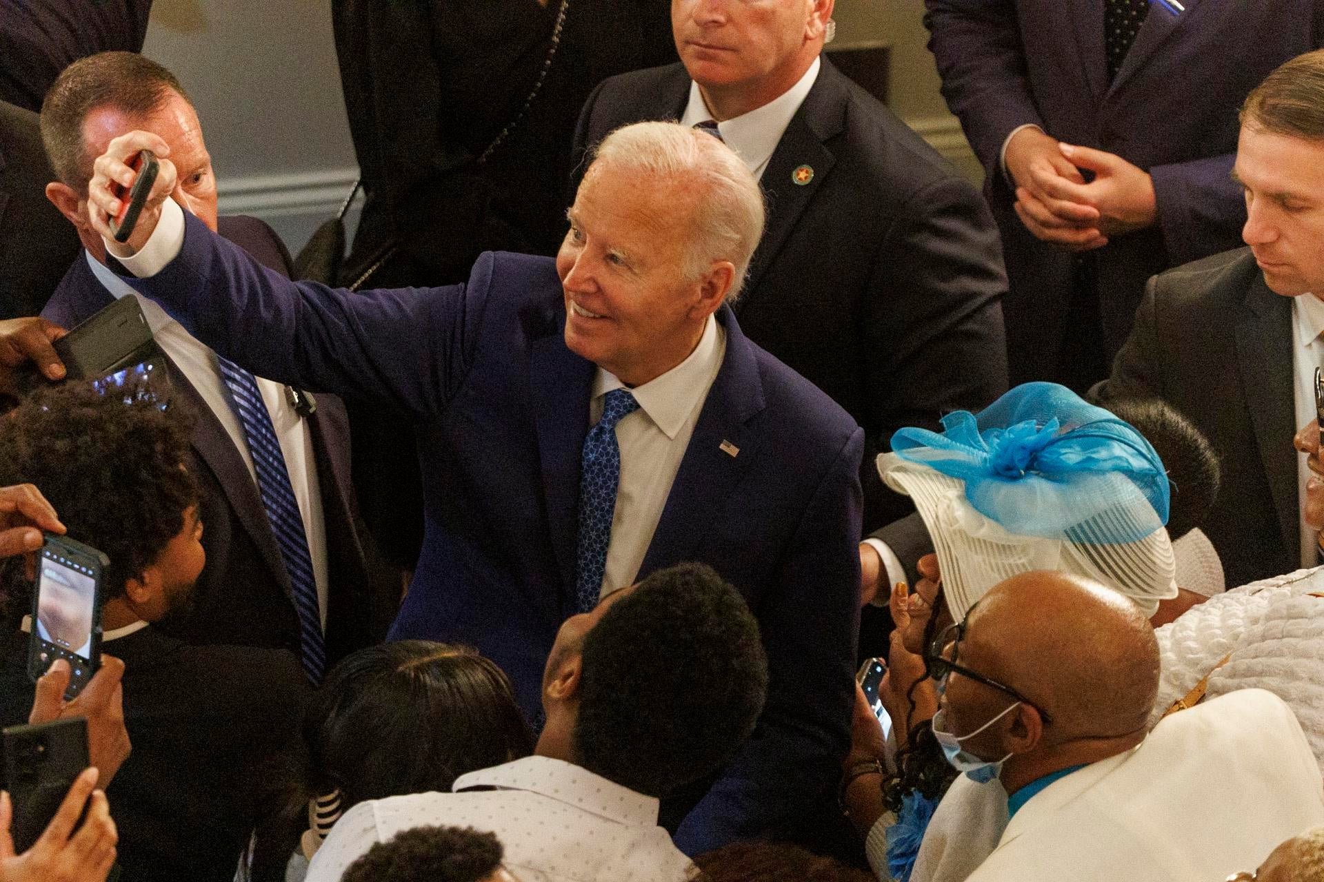 Biden bromea sobre su edad y dice ser la persona "más cualificada" para liderar el país Biden bromea sobre su edad y dice ser la persona "más cualificada" para liderar el país