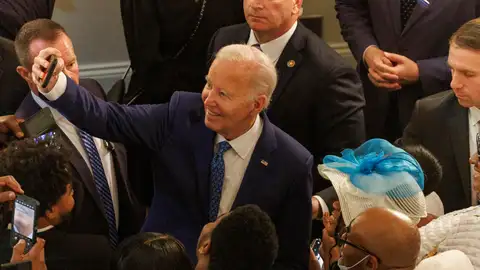 Biden bromea sobre su edad y dice ser la persona "más cualificada" para liderar el país Biden bromea sobre su edad y dice ser la persona "más cualificada" para liderar el país