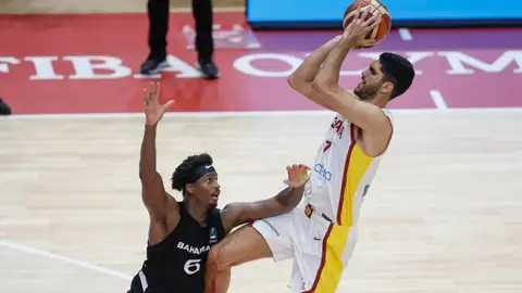 Santi Aldama anota una canasta durante el España - Bahamas del Preolímpico Santi Aldama anota una canasta durante el España - Bahamas del Preolímpico